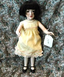 13.5" PORCELAIN YOUNG LADY BRUNETTE ARTIST DOLL 94, GORGEOUS CLOTHING